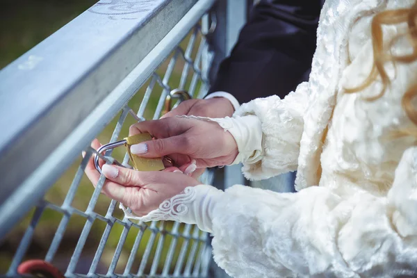 Casamento casal de mãos dadas — Fotografia de Stock