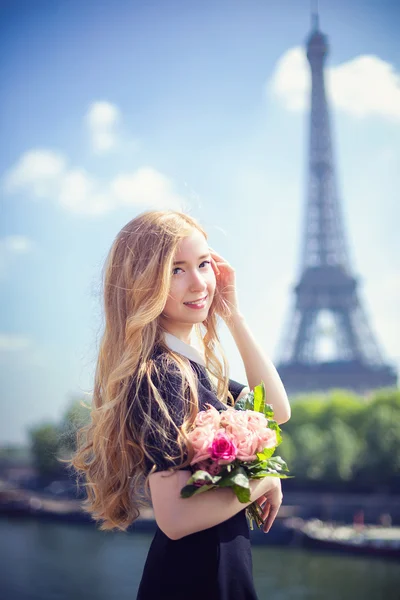 Hermosa mujer con flores — Foto de Stock