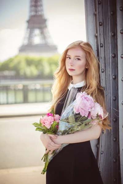 Vacker kvinna med blommor — Stockfoto