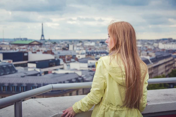 Mujer mirando a la Torre Eiffel — Foto de Stock