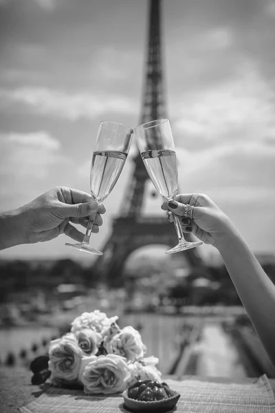 Handen met glazen van champagne — Stockfoto