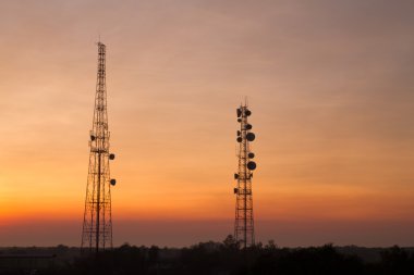 İletişim kulesi günbatımı arka plan üzerinde