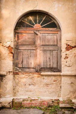 Eski duvardaki eski pencere