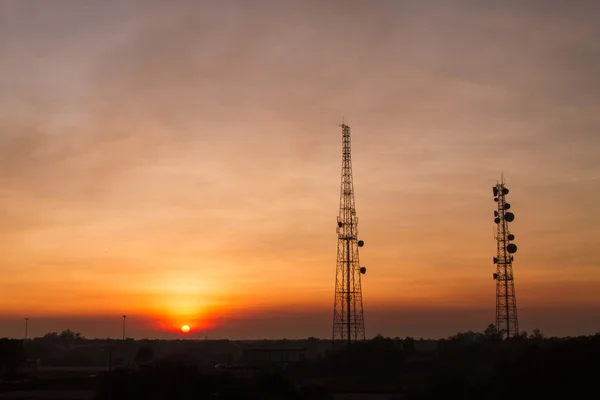 İletişim kulesi günbatımı arka plan üzerinde