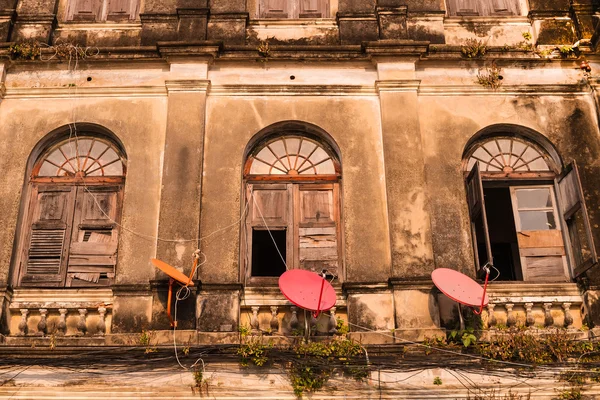 uydu çanağı eski duvar