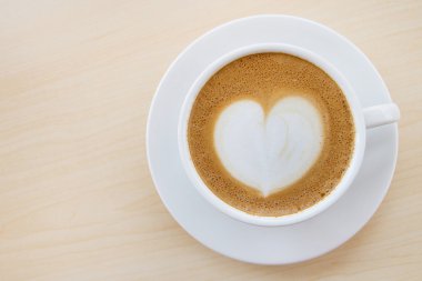 Kalp desenli beyaz fincan sıcak kahve
