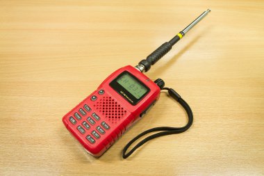 VHF Fm alıcı ahşap masa arka plan üzerinde