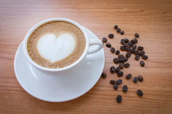 Kalp desenli beyaz fincan sıcak kahve