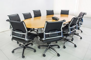 Toplantı tablo ve Toplantı salonunun içinde siyah kıllar