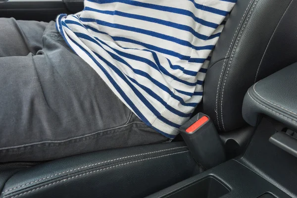 Bir araba ve Hayır sürüş adam closeup emniyet kemeri kullanma