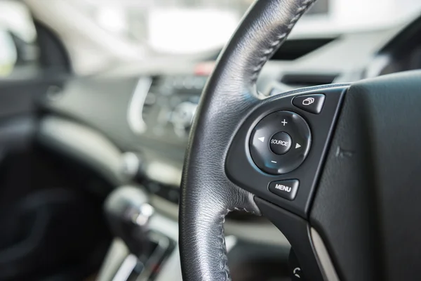 Araba direksiyon simidi üzerinde kontrol butonu