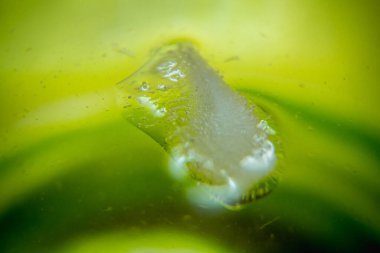  Bir bardak suda limon..