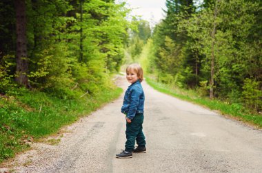 Ormanda hiking şirin yürümeye başlayan çocuk