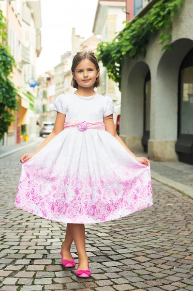 Ritratto all'aperto di adorabile bambina di 7-8 anni, che indossa un abito da festa — Foto Stock