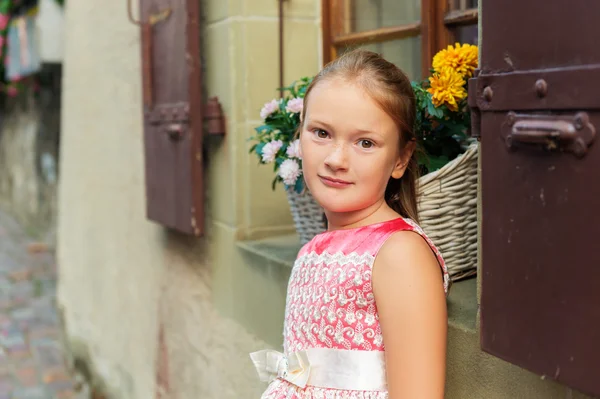 Zewnątrz portret urocze dziewczynki 7-8 lat, na sobie suknię — Zdjęcie stockowe