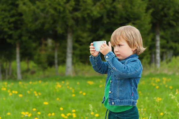 Little kid taking a selfie with cell phone — Stock Photo, Image