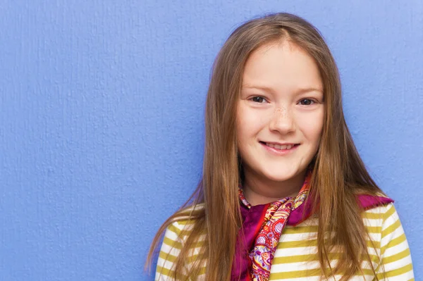 Portret van een schattig klein meisje van 8-9 jaar oud tegen paarse achtergrond close-up — Stockfoto