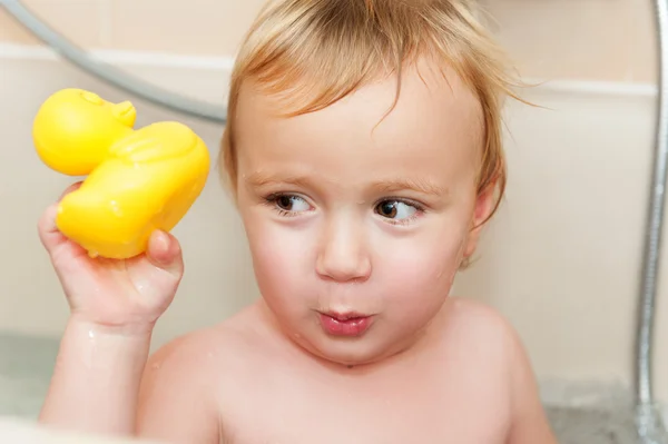 목욕 하는 귀여운 유아 소년 — 스톡 사진