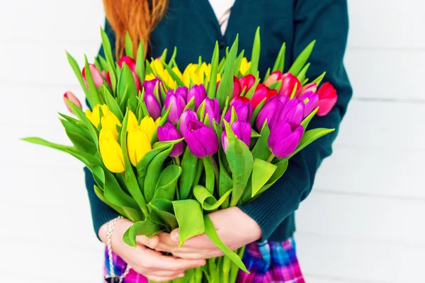 Groot boeket van kleurrijke tulpen in handen van het kind — Stockfoto