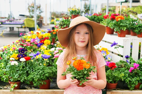귀여운 소녀 정원 센터에서 꽃을 선택 — 스톡 사진