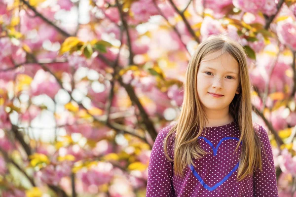 Lente portret van schattig meisje van 7-8 jaar oud — Stockfoto