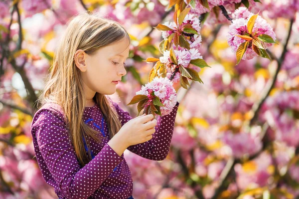 Frühlingsporträt eines entzückenden kleinen Mädchens von 7-8 Jahren — Stockfoto