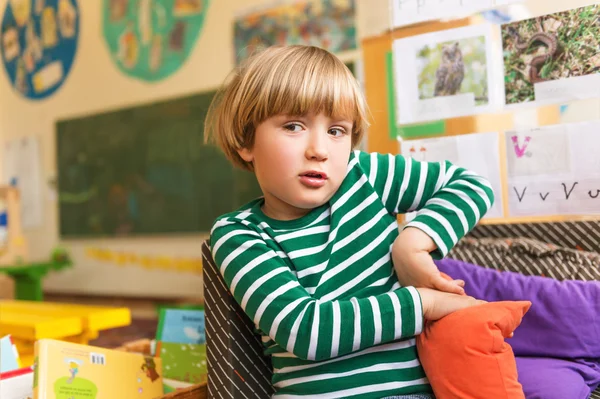 室内的一个可爱的小男孩，在一个教室里的肖像 — 图库照片