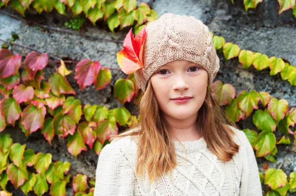 Venkovní portrét roztomilá malá dívka, která nosí teplý pletený béžový baret a svetr — Stock fotografie