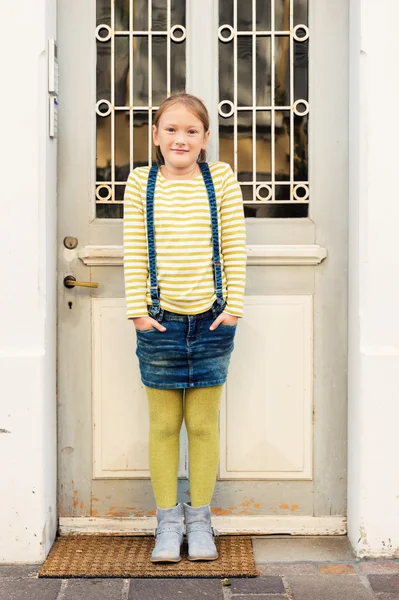 Sevimli küçük bir kız bir şehirde moda portre — Stok fotoğraf