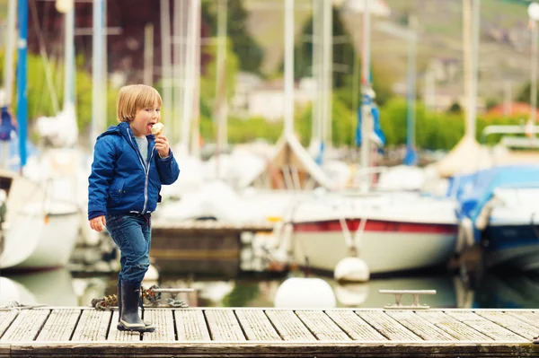 Lindo niño comiendo helado junto al lago —  Fotos de Stock