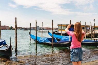 Venedik'te gondolları cep telefonuyla fotoğraflayan küçük kız