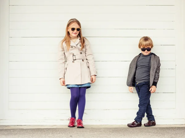 Moda bambini all'aperto, indossando giacche e occhiali da sole — Foto Stock