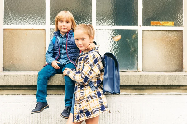 Bambini carini con gli zaini a piedi a scuola — Foto Stock