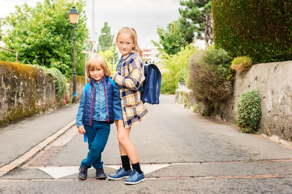 Милые дети с рюкзаками идут в школу — стоковое фото