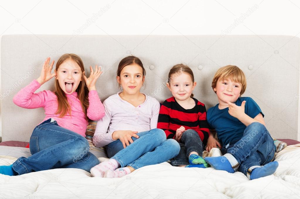 Две девчонки отдыхают с одним парнем — 6