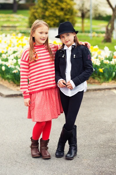 İki sevimli moda küçük kız açık hava portresi — Stok fotoğraf