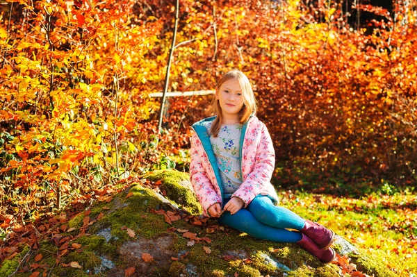 Outdoor portrait of a cute little girl in autumn forest — Stock Photo, Image