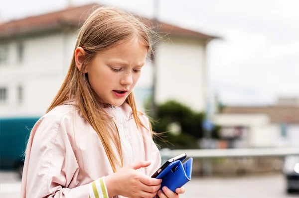 Portrait extérieur d'une mignonne petite fille utilisant le téléphone — Photo