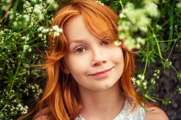 Primer retrato al aire libre de adorable niña de 8-9 años. Pelo rojo dulce chica joven de 7-8 años . —  Fotos de Stock