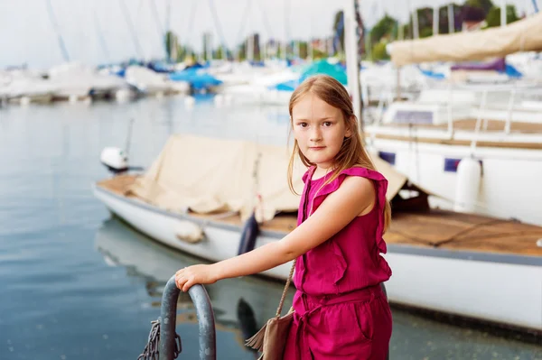 Stylowy portret moda dość preteen dziewczynki 8-9 lat, na sobie kombinezon bordowy, pozowanie nad jeziorem — Zdjęcie stockowe