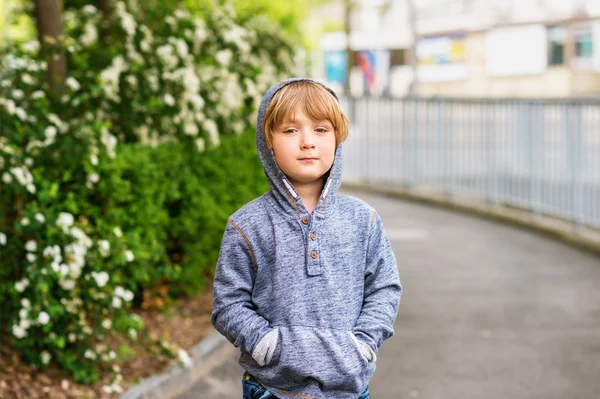 Модный портрет очаровательного мальчика 4-5 лет в голубой толстовке — стоковое фото