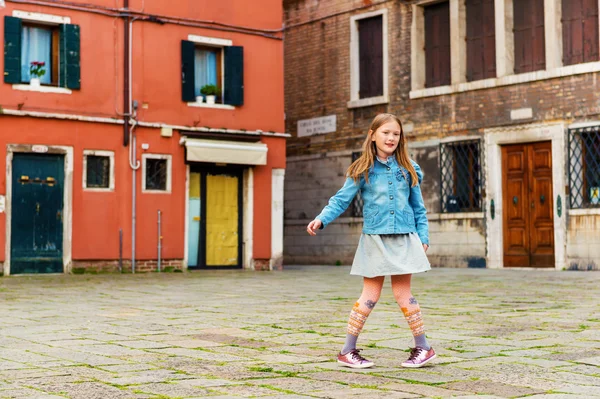 Outdoor Portret van schattig meisje van 7 tot 8 jaar oud, weinig kind reizen in Italië. Kind spelen op straat van Venetië. — Stockfoto