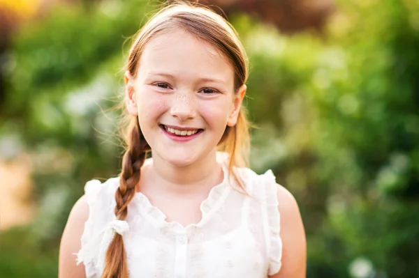 Niña en el jardín de primavera al atardecer, retrato de cerca — Foto de Stock