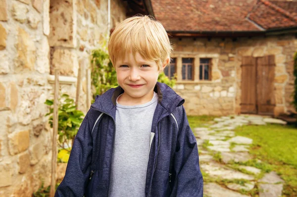 Μικρό ξανθό αγόρι στην ύπαιθρο — Φωτογραφία Αρχείου