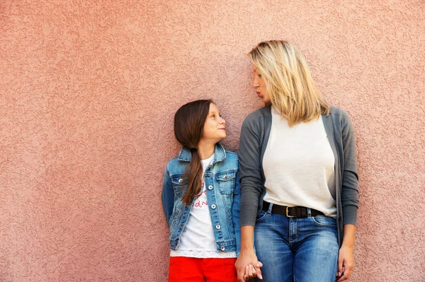 Portret van gelukkig moeder met dochter — Stockfoto