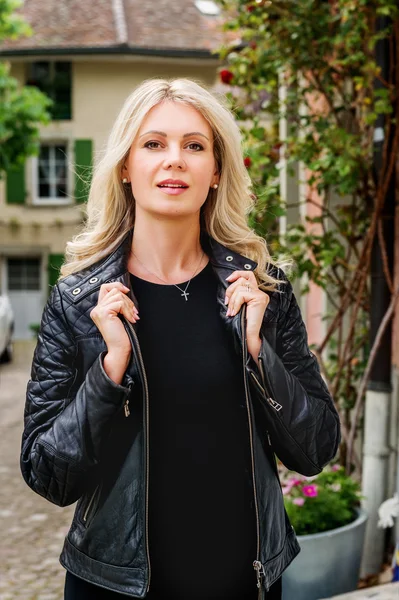 Portrait extérieur de belle femme blonde portant une veste en cuir noir — Photo