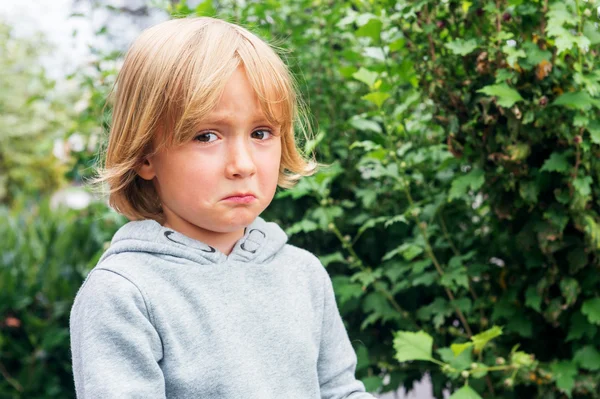 Feche o retrato de um menino triste — Fotografia de Stock