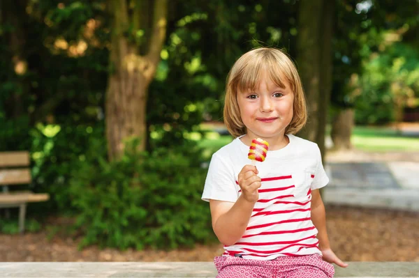 Happy little toddler boy eating colorful ice cream in summer, outdoors. — Stock Photo, Image