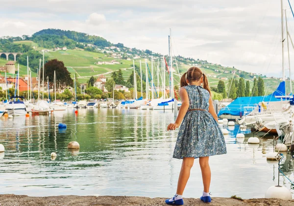 Ritratto di moda di una bambina carina che gioca vicino al lago, indossando abito blu e scarpe Mary Jane — Foto Stock