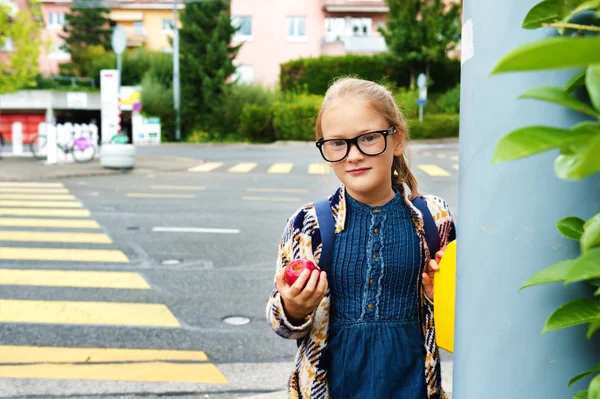 Hezká malá školačka s modrým batoh přes silnici sám — Stock fotografie